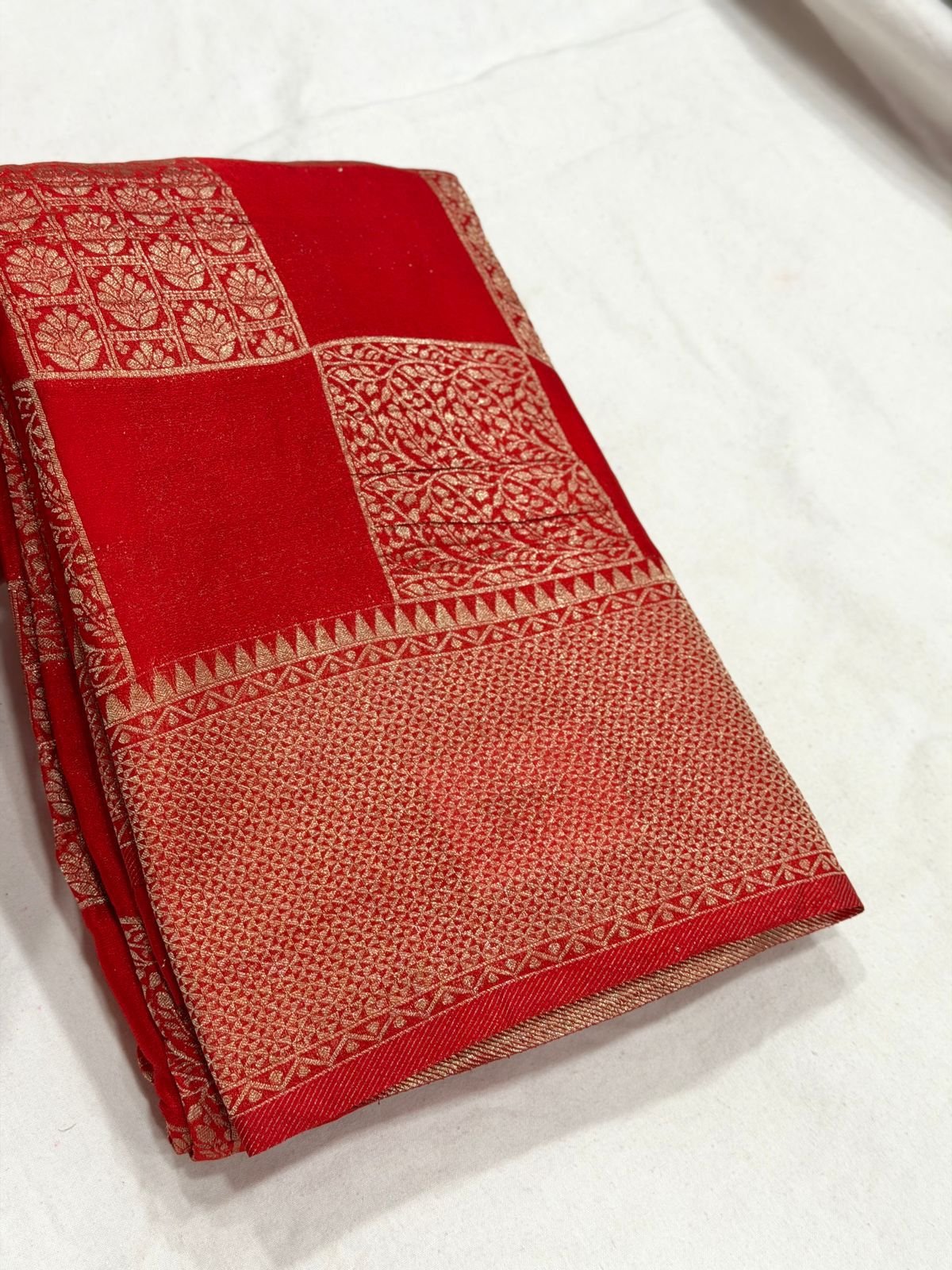 Chinnon  Georgette Saree In Checks Pattern