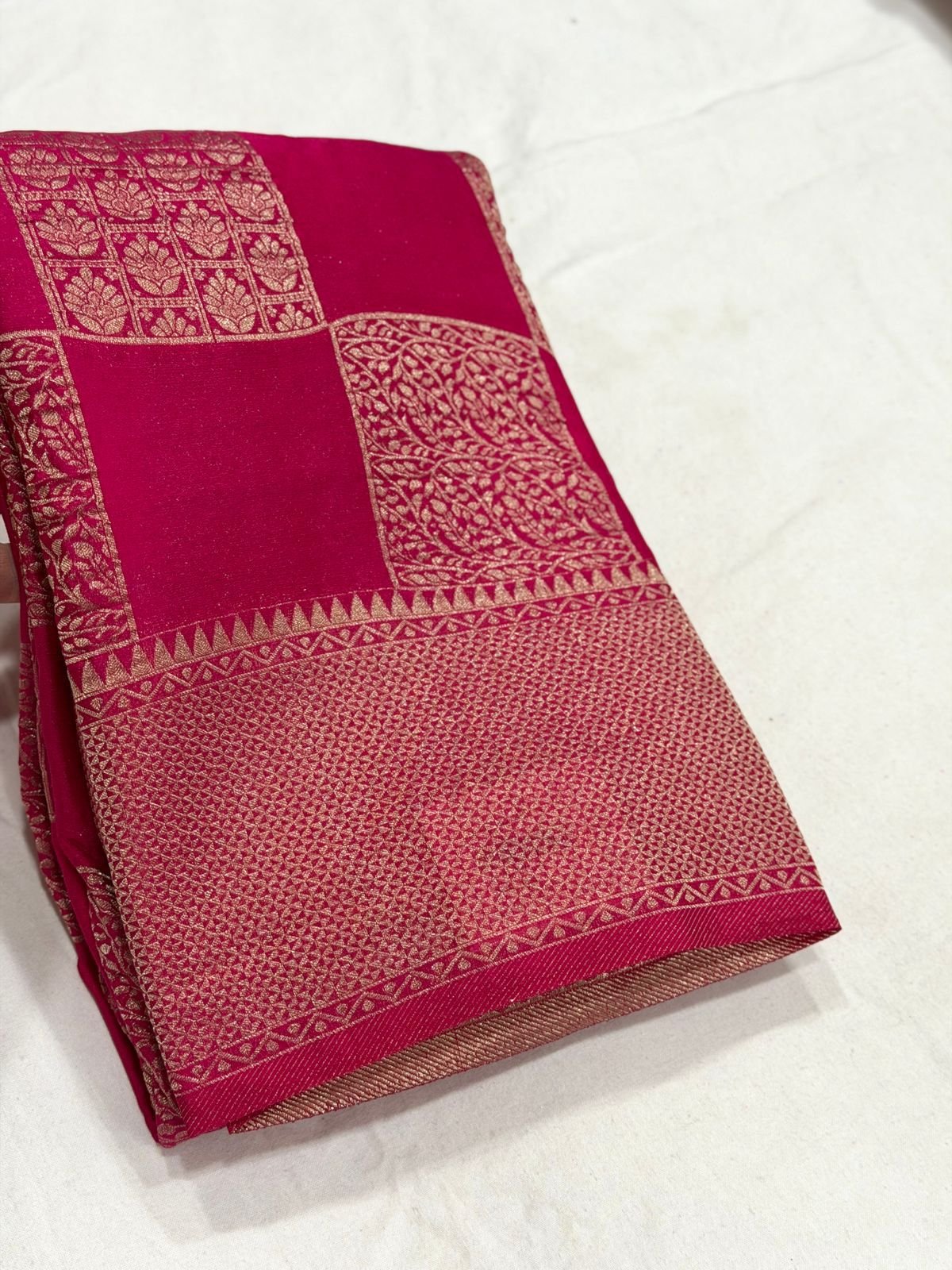 Chinnon Georgette Saree In Checks Pattern