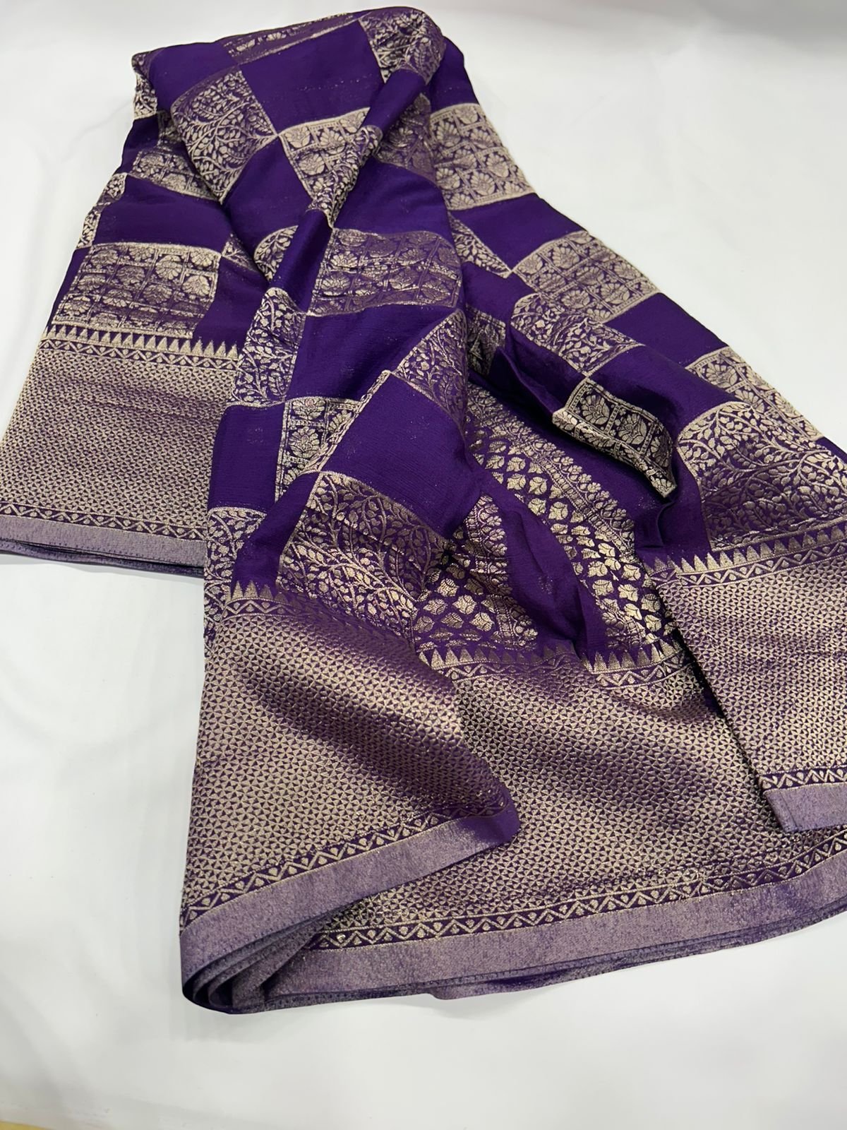Chinnon Georgette Saree In Checks Pattern